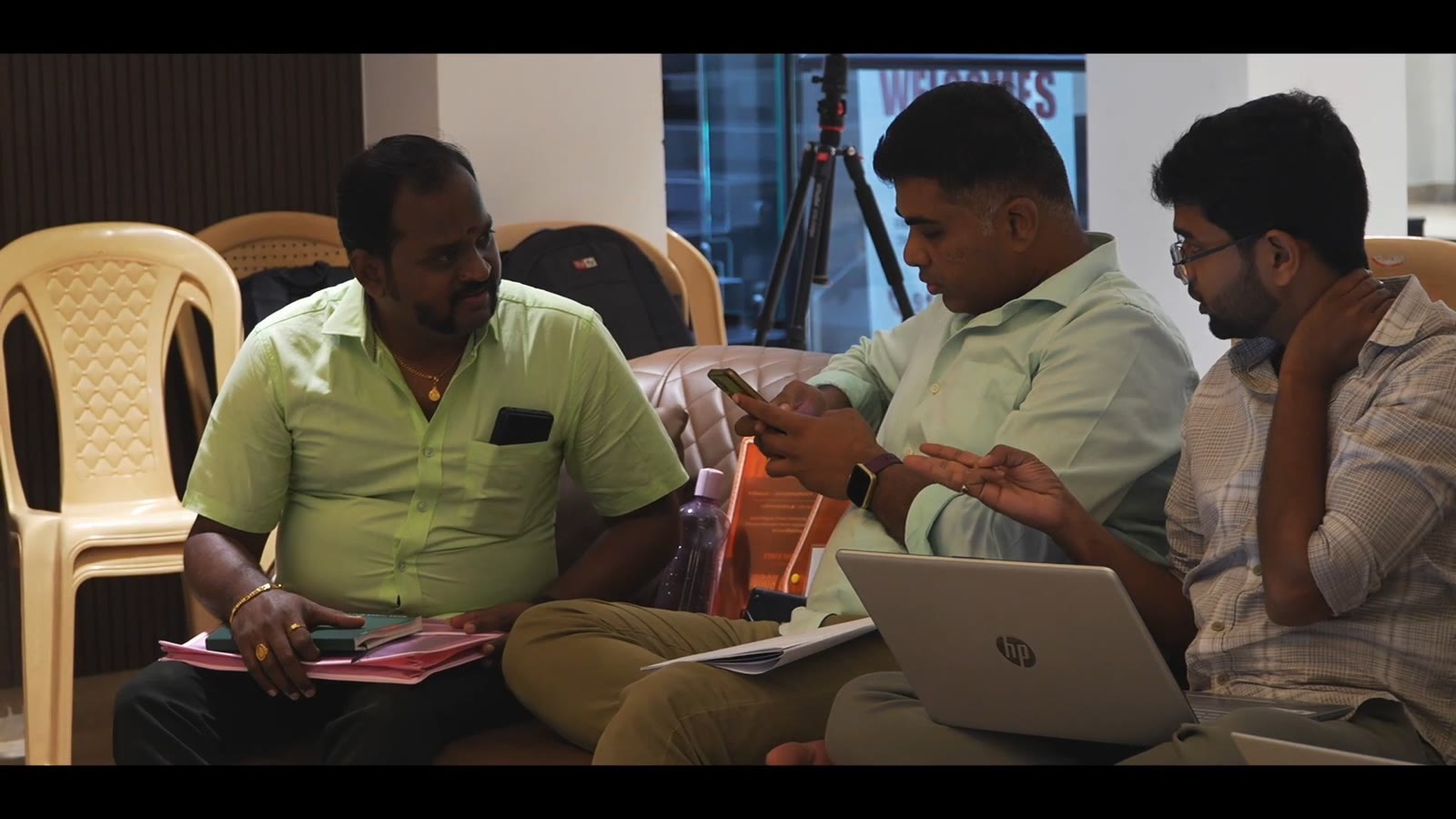 The work, the room, the people. - image 6